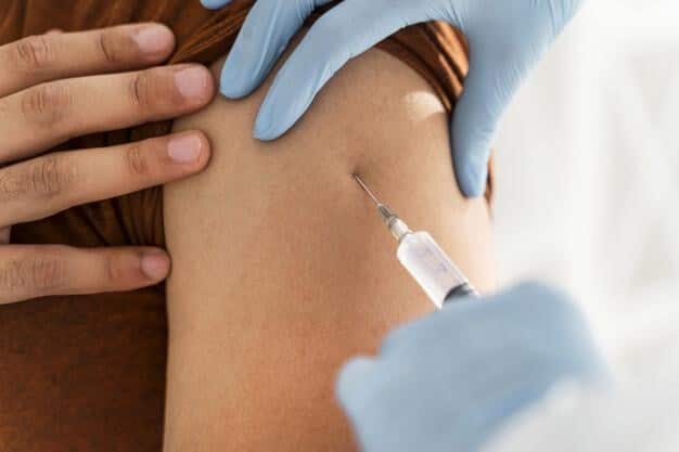 Vacinas contra a covid-19 começam a ser distribuídas