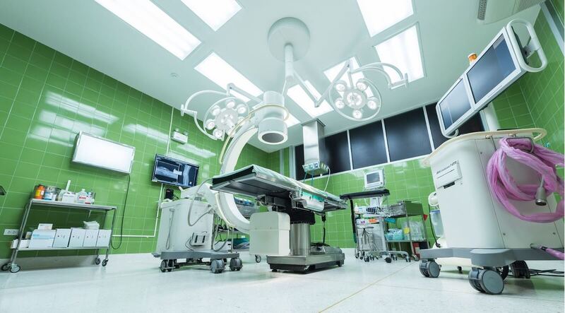 Sala clinica com equipamentos hospitalares