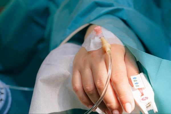 Medicação sendo aplicada na veia por meio de acesso na mão