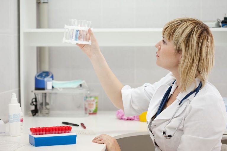 Controle de qualidade em clínicas e laboratórios - 5 vantagens do monitoramento de temperatura em tempo real