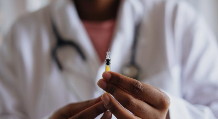 Vacinação em situações especiais: orientações para profissionais de saúde