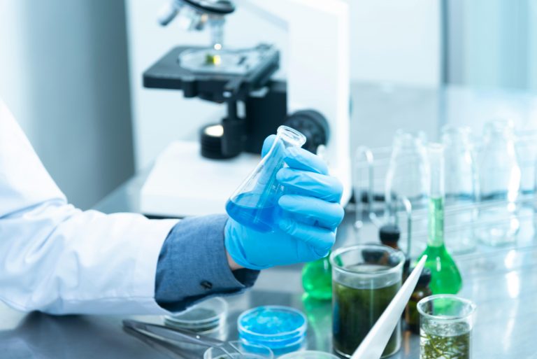 Saiba as práticas fundamentais de biossegurança em laboratórios